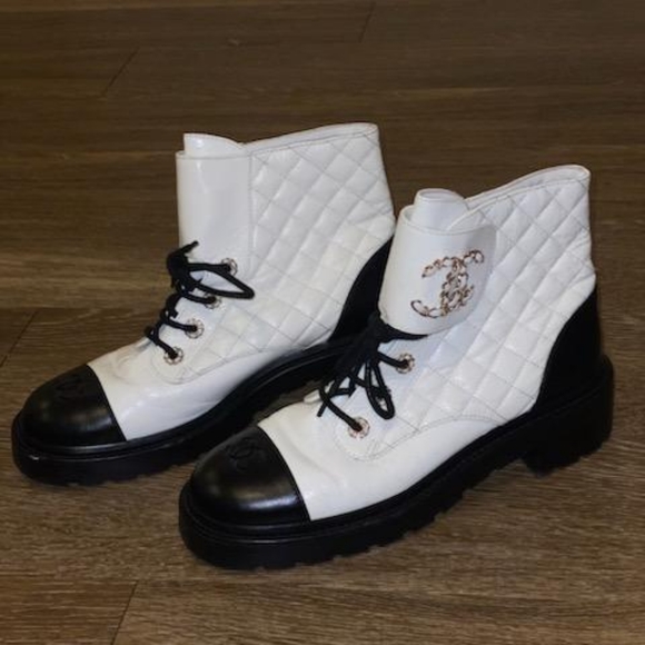 Chanel Quilted Leather CC Cap Toe Chsin Link Logo Combat Boot - Picture 2 of 4